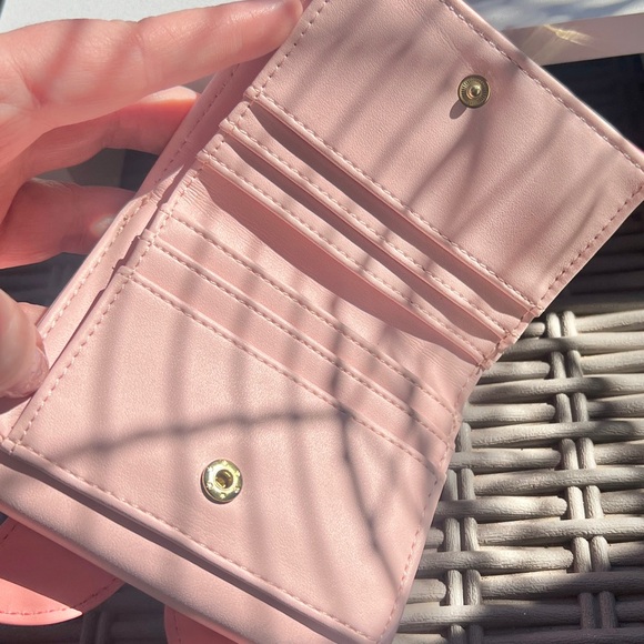 EUC Loungefly Piglet Winnie the Pooh pink wallet with magnetic hands - Picture 5 of 5